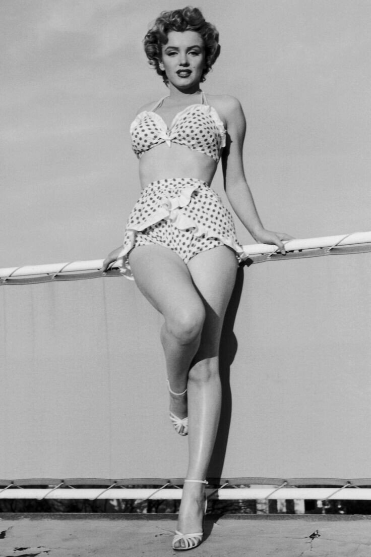 Marilyn Monroe with perfect legs and posture standing